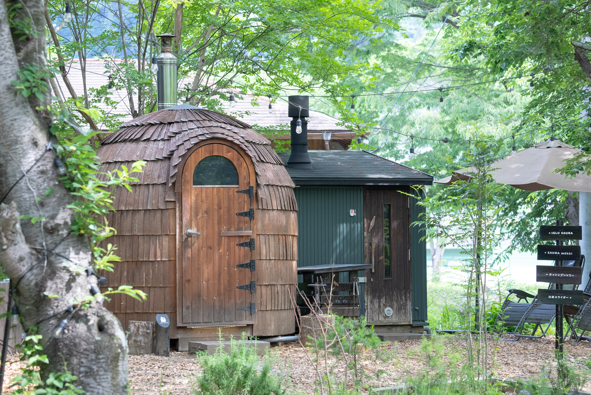 もし泊まるなら…川辺で薪焚きプライベートサウナも楽しめる「COMORIVER」へ