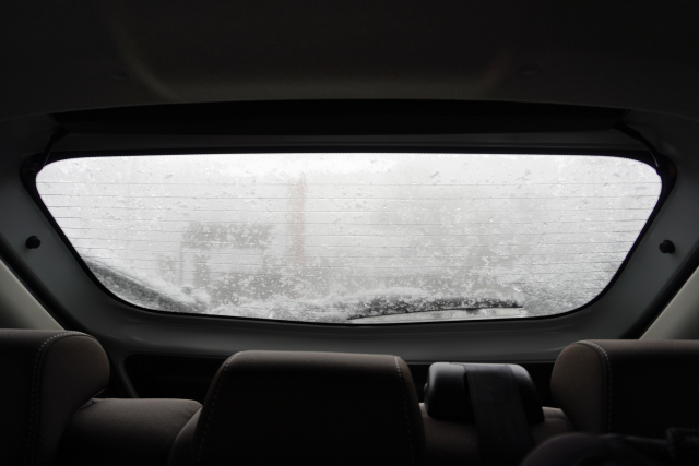冬に車のガラスが曇りやすい原因