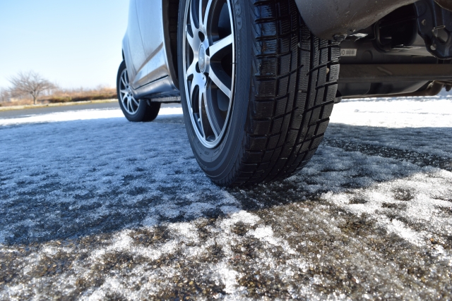 スタッドレスタイヤの寿命はどのくらい？