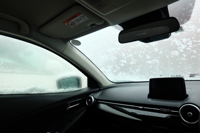 車のガラスの曇りをスッキリ解消！今日からできる曇り止め活用術と予防テクニック