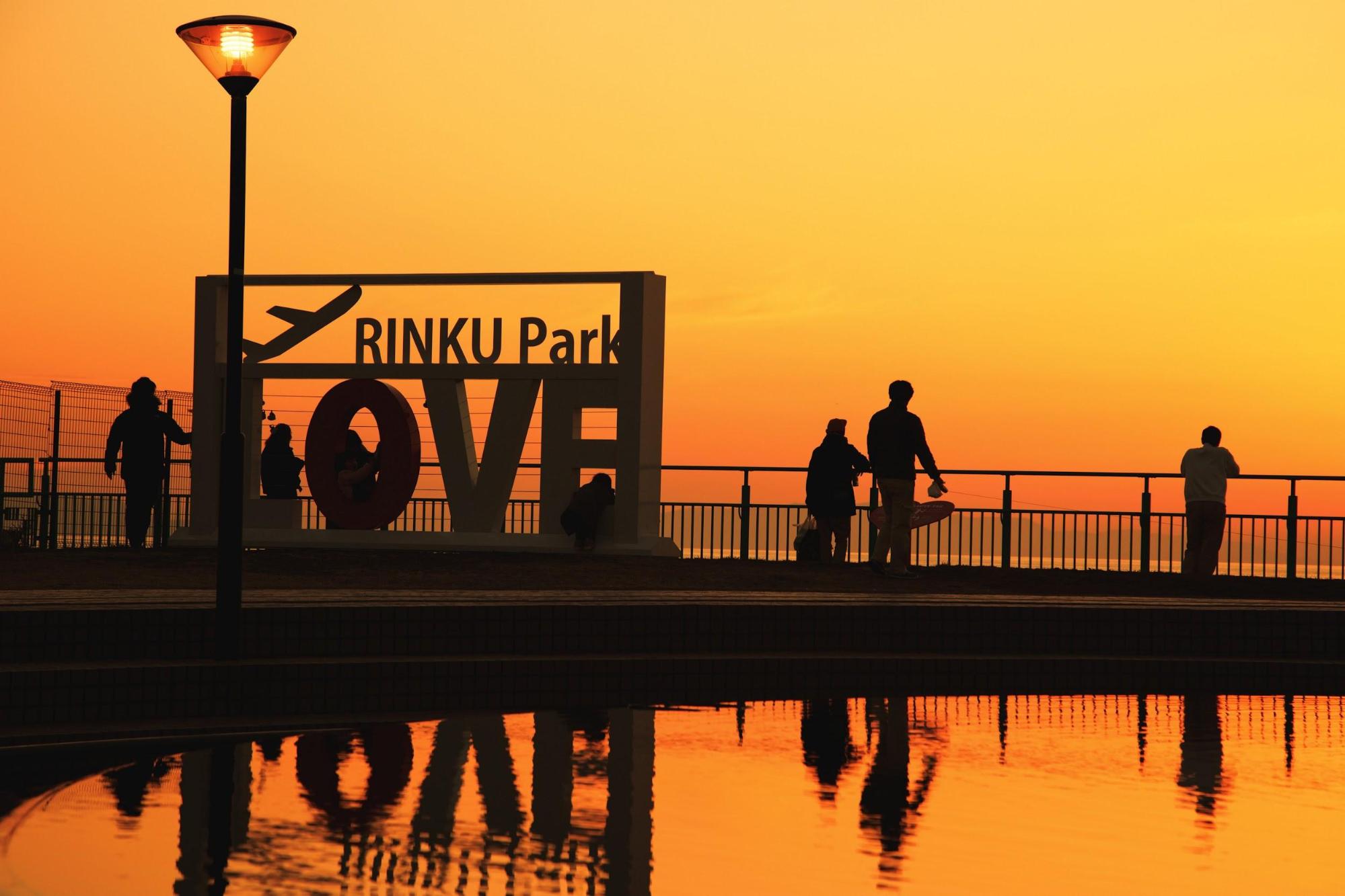 海風と夕日が出会う場所で、ひと休み / りんくう公園