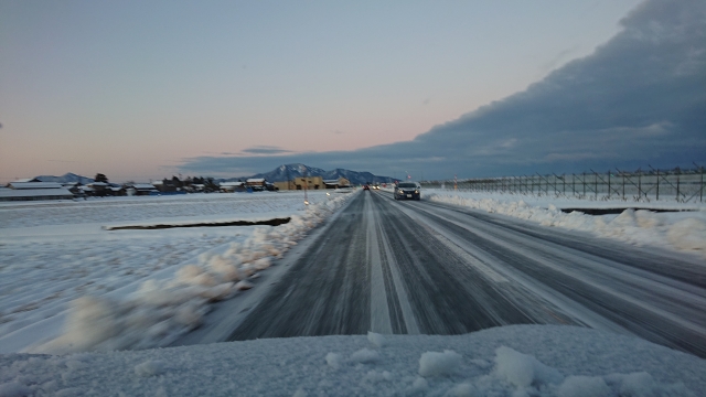 雪道の特性を知って、安全ドライブ