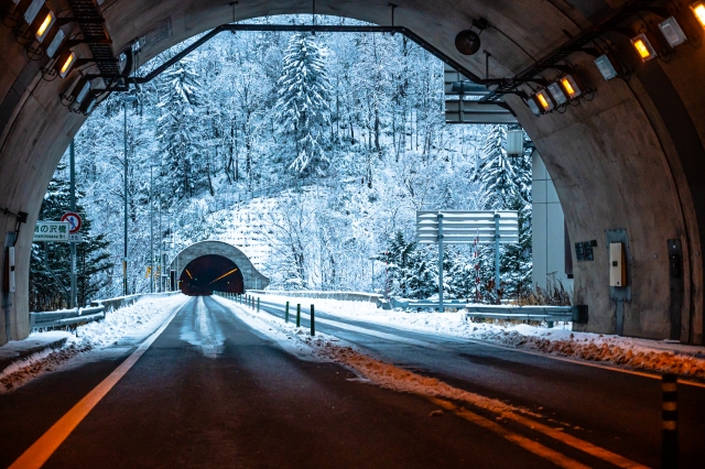 7. 橋の上・トンネル出口は特に滑りやすい