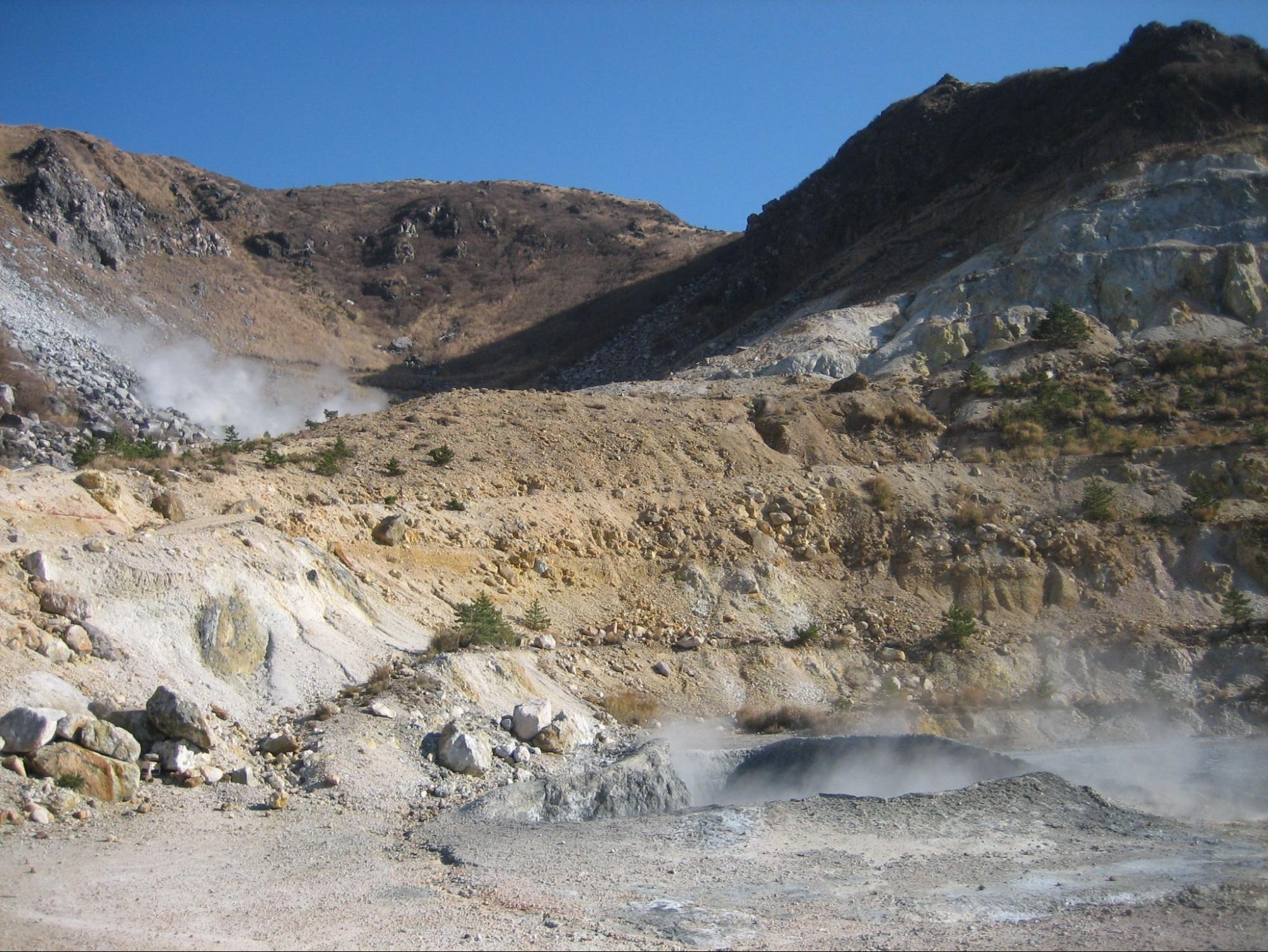 硫黄の香り漂う荒々しい火口を体感 / 塚原温泉 火口乃泉