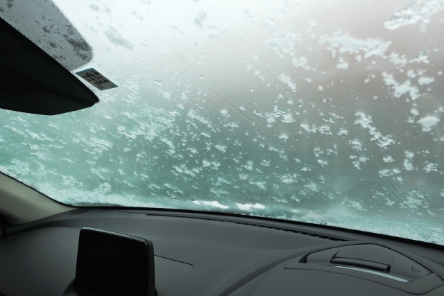 車の窓が曇った時、すぐに曇りをとる方法