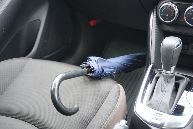 ③車内の湿気を抑える