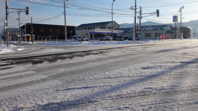 5.雪降る日の交差点の通過の仕方。凍結路面に要注意