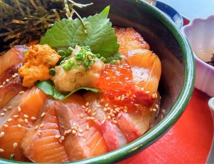 港のそばで味わう、新鮮な海のごちそう/ 漁人市場とっとっと食堂