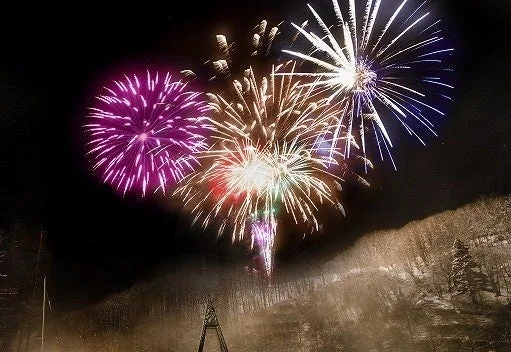 冬の夜空に咲く一瞬の光  きたゆざわ森のソラニワで「冬花火」開催