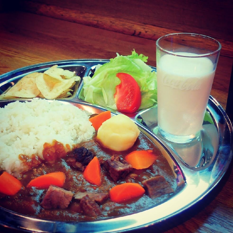 米軍基地前のアメリカンダイナーへ。なつかしのカレーを味わう/ HONEY BEE