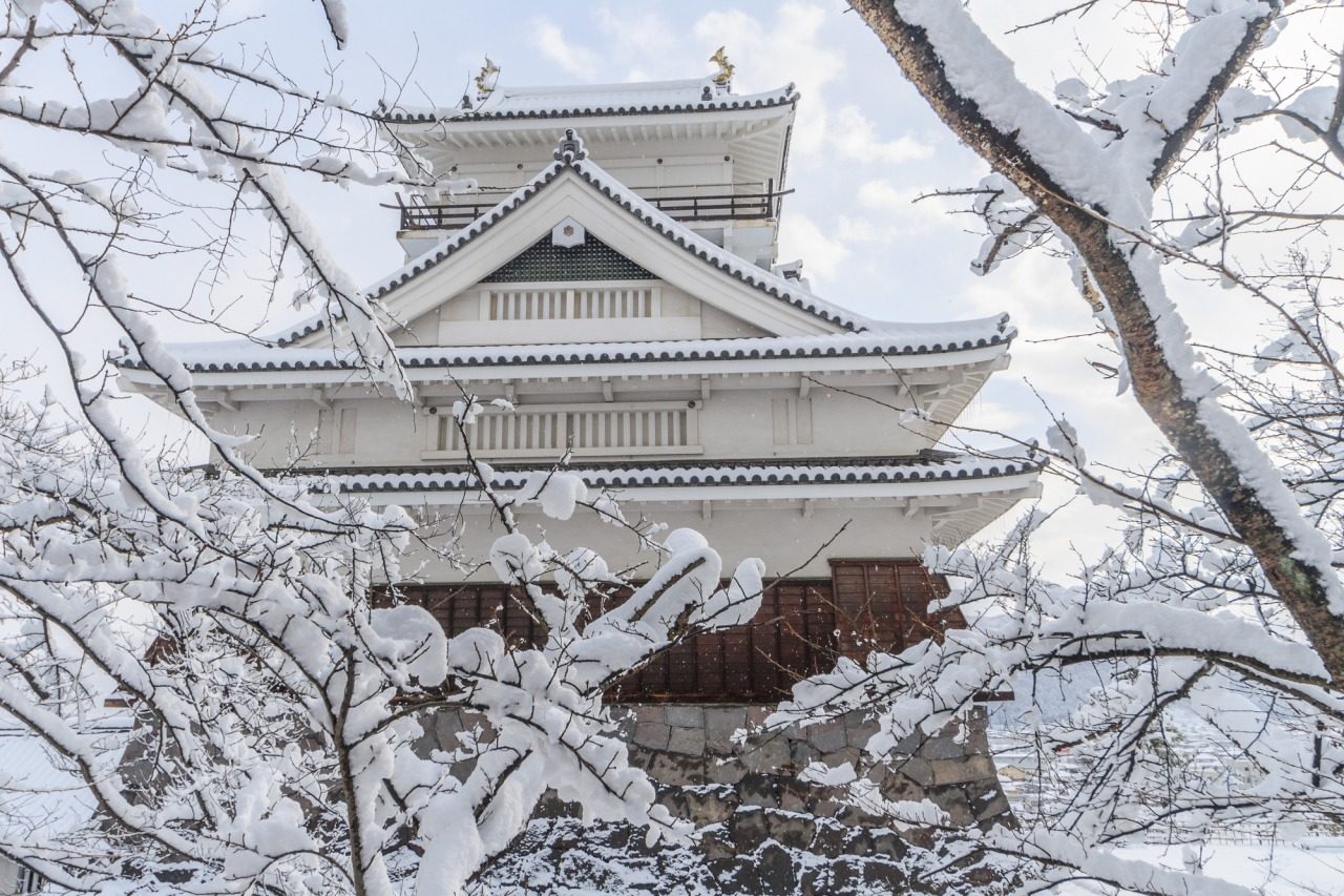 雪化粧の天守閣に出会う/ 上山城郷土資料館