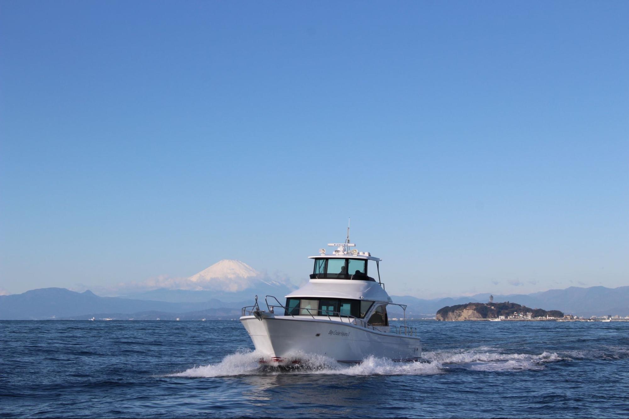 クルーザーに乗り換え相模湾を周遊！/葉山マリーナ