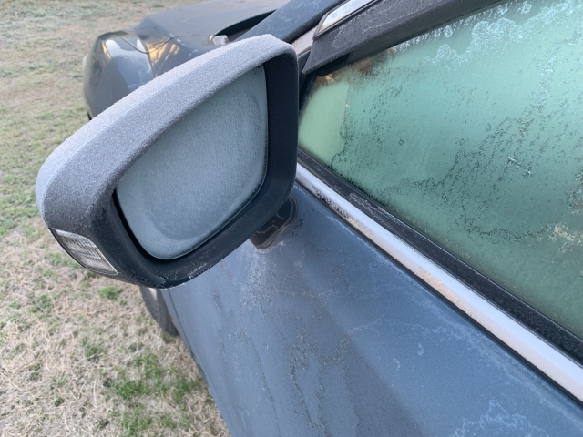 凍ってドアがあかない、フロントガラスが凍った…どうすればいい? 冬の朝の応急&予防ガイド