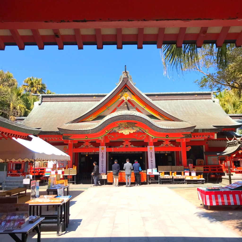 海に囲まれた小島に立つパワースポット / 青島神社