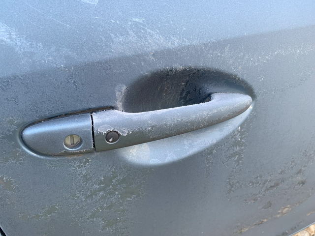 ドアが凍って開かないときの対処法