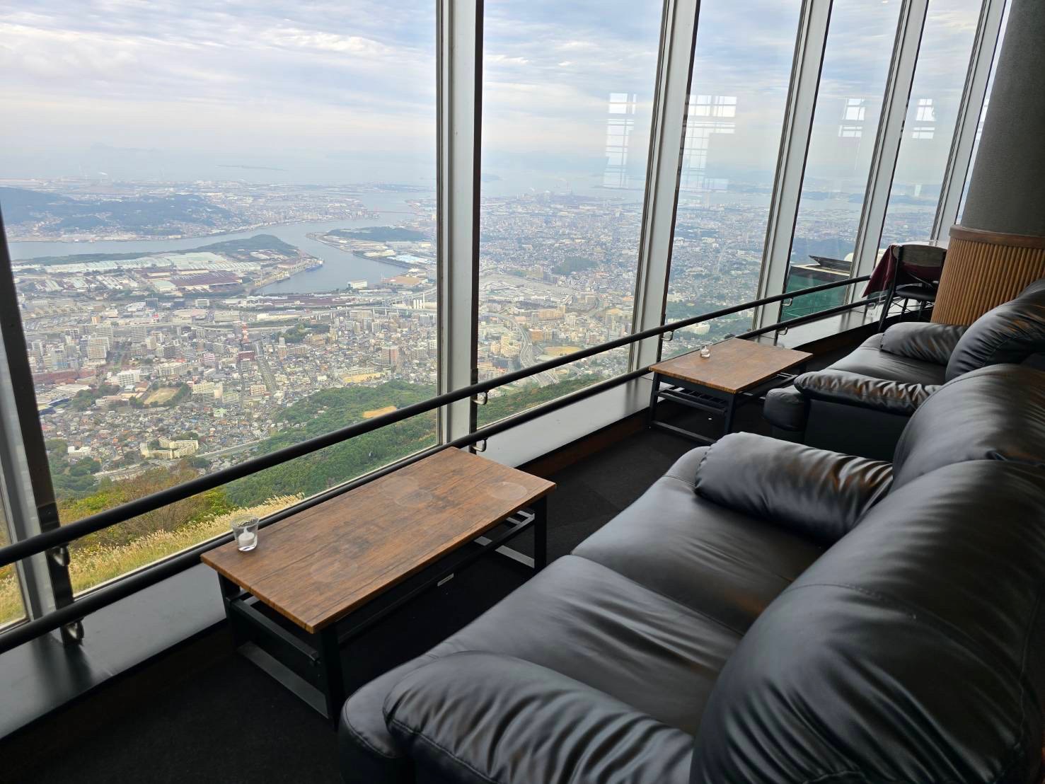 ケーブルカーで向かう、空の上の絶景レストラン/ 皿倉山展望台レストラン 天宮-TEN・KYU-