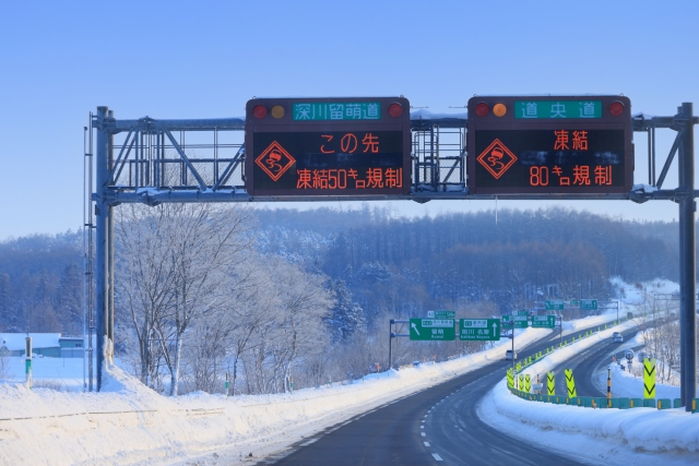 高速道路で起こりやすい冬のトラブルにご用心。回避するコツは事前準備と心構え!