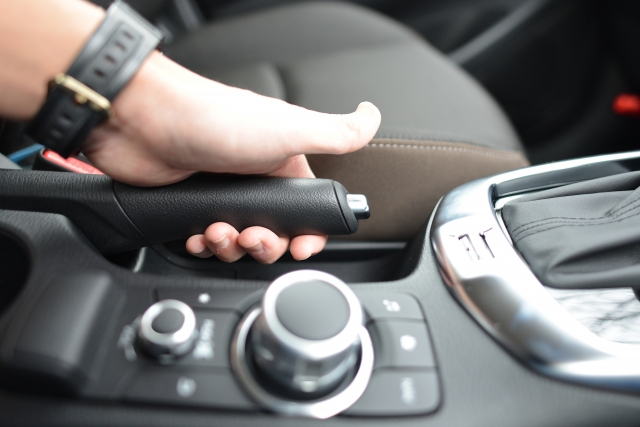 サイドブレーキ（パーキングブレーキ）はかけない