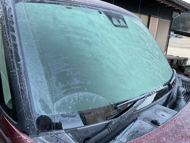 フロントガラスが凍ったときの安全な溶かし方