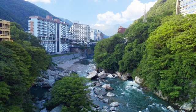 ③鬼怒川温泉(栃木県)