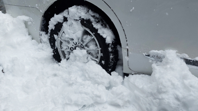 雪道で立ち往生・スタックしたときの脱出方法。安全に動けるまでの正しい手順