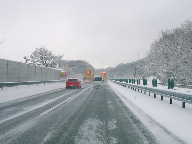 冬の時期の高速道路を安全に走るコツ。除雪車は追い越さない!