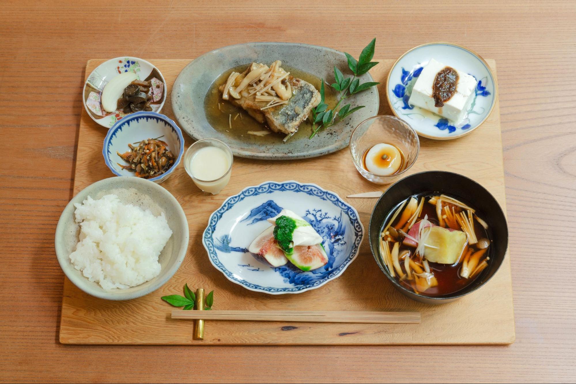 里山風景と地産地消の発酵料理を楽しめるレストランへ/JOZU+「孚 ふう」