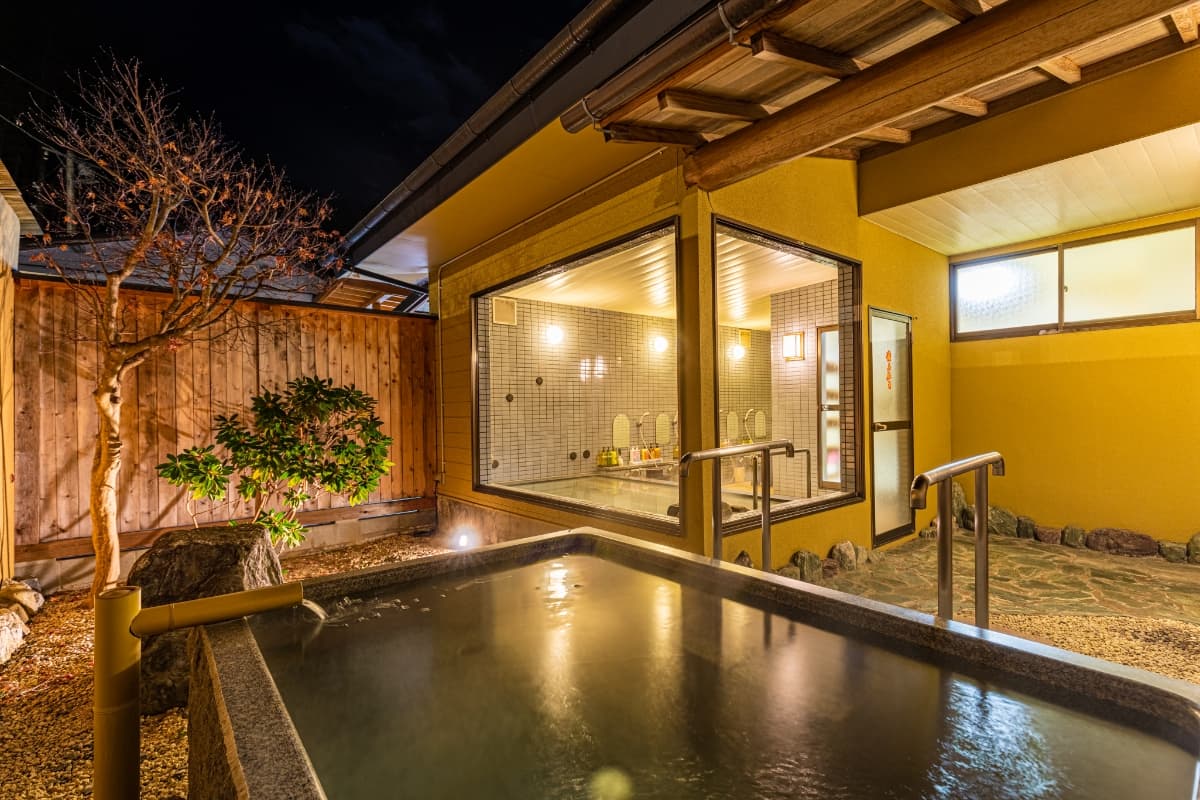 露天風呂付きの部屋でくつろぐ/ ちちぶ温泉はなのや