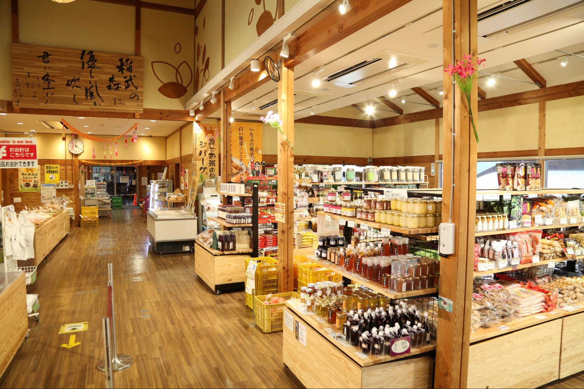 充実の地元グルメを満喫！/道の駅 どんぐりの里いなぶ