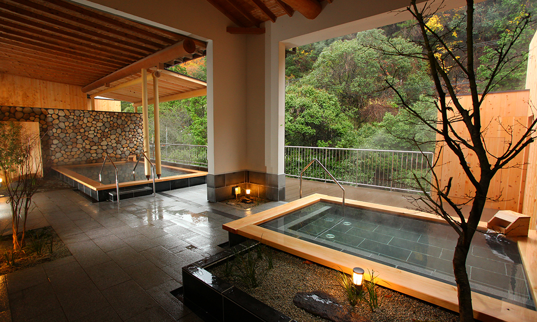 川辺の露天風呂で天然ラドン温泉に癒される/松葉温泉 滝の湯