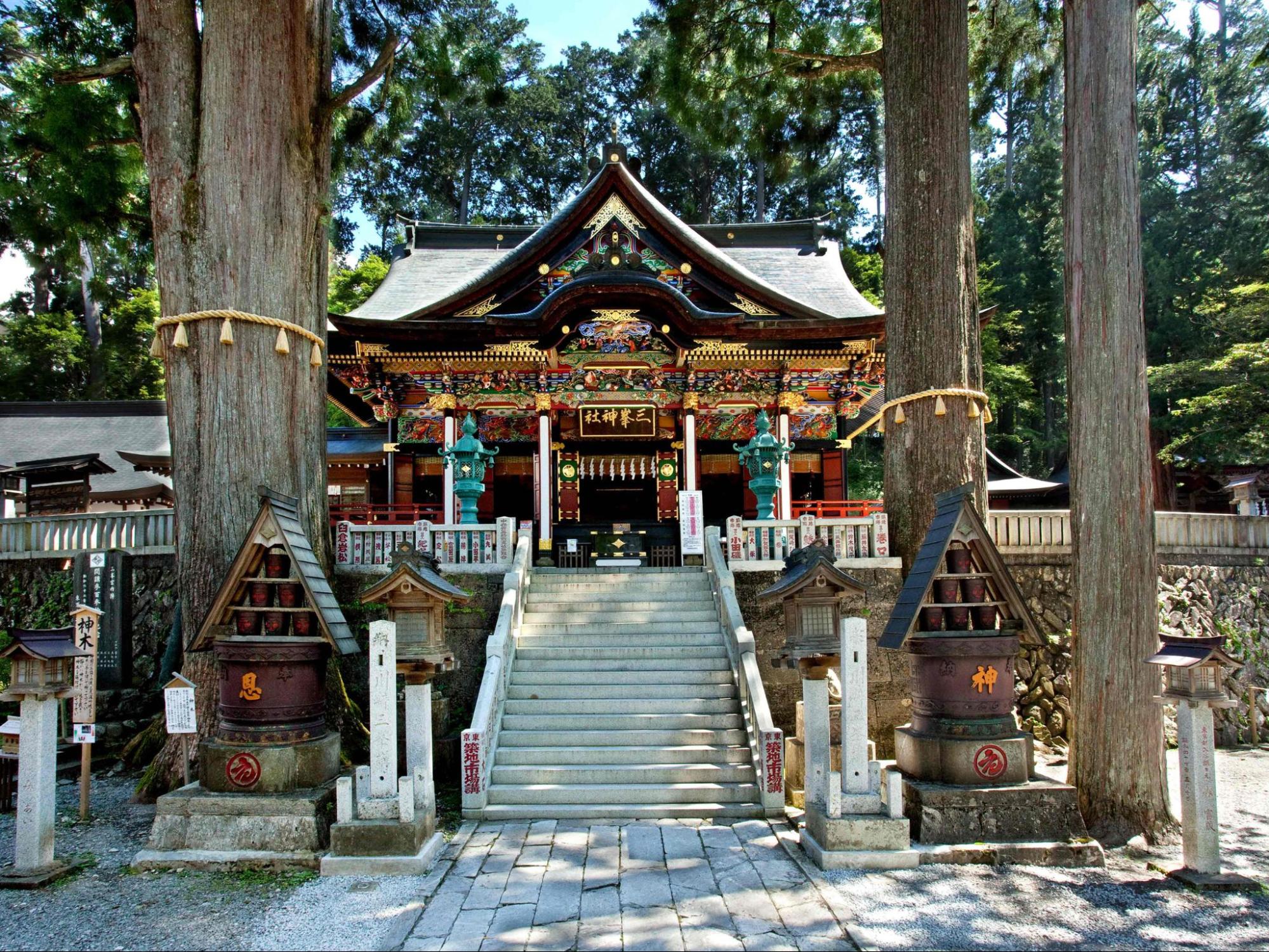 標高約1100mのパワースポットで神聖な山の気をチャージ/三峰神社