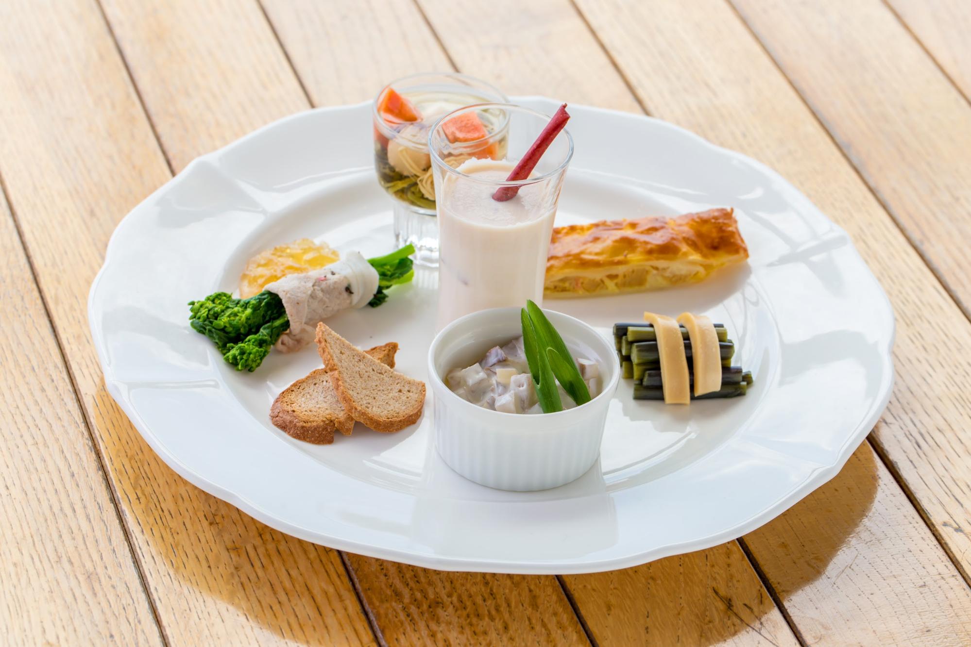 風景も料理も楽しむ、湖畔のダイニング / 湖畔の杜レストラン ORAE（おらえ）