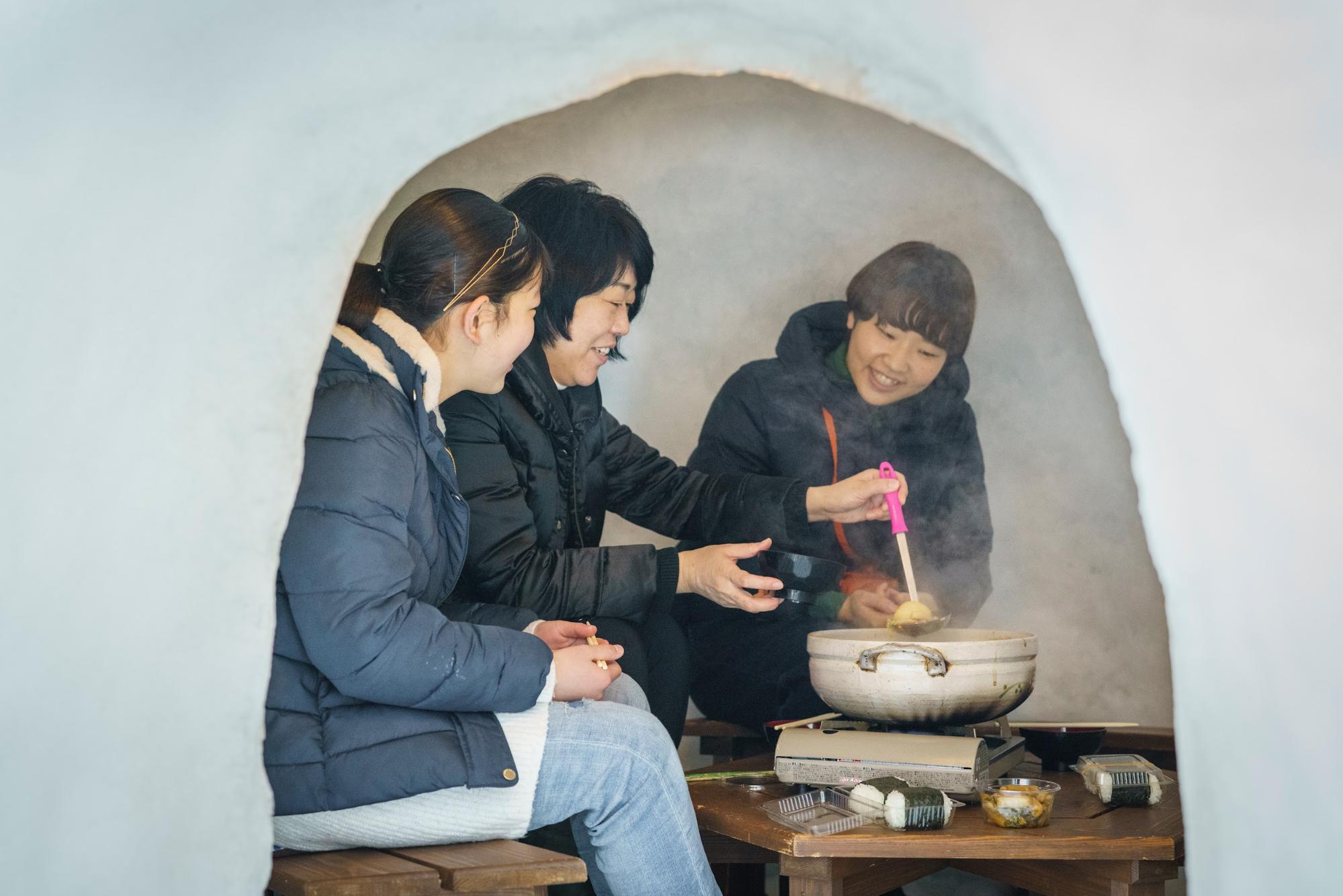 【長野・松代〜野沢ドライブ】雪原のかまくらと、湯けむり散策。冬だけの特別な時間を過ごす（雪景色を楽しむ旅 Vol.1）