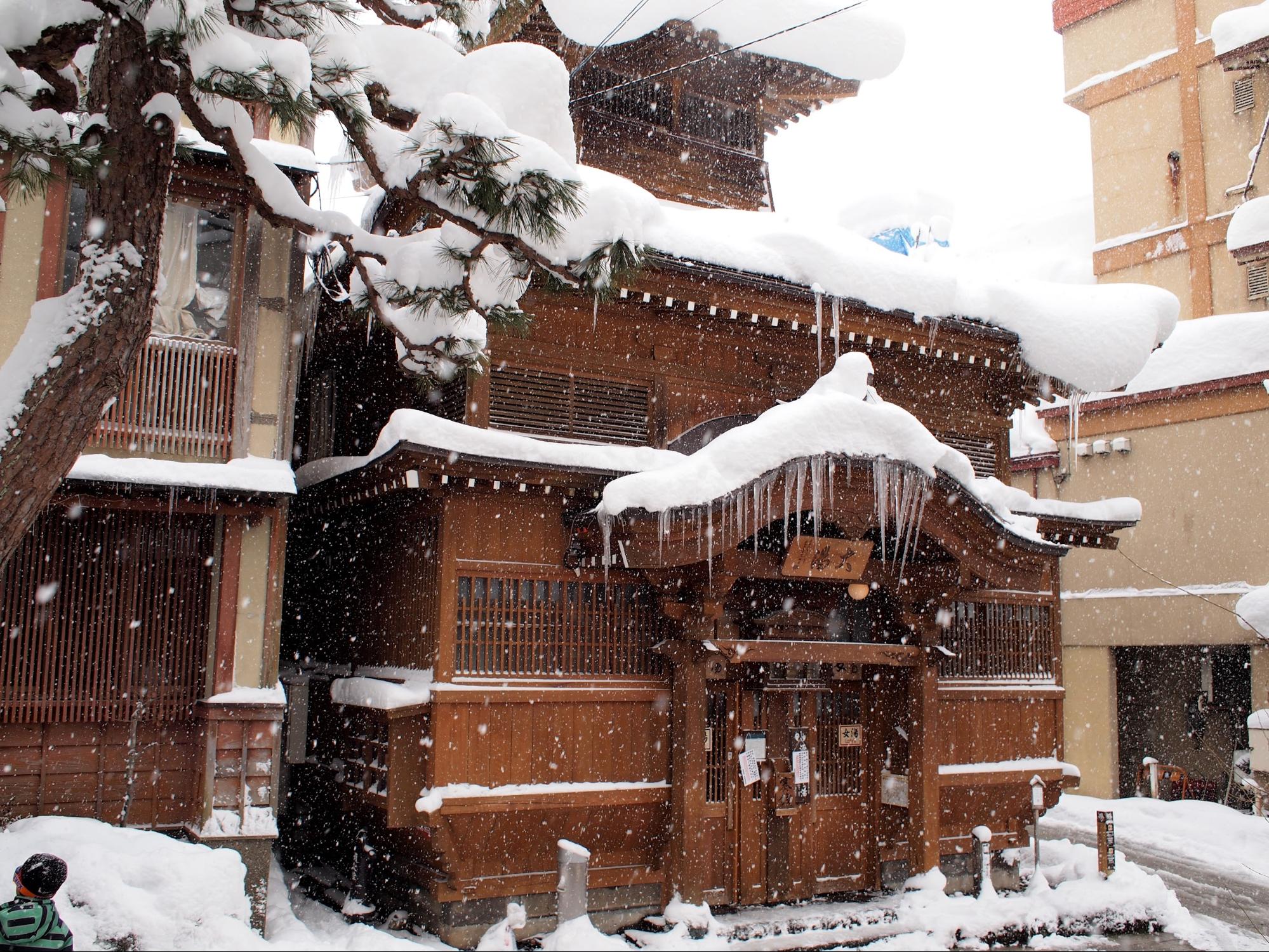白銀の世界で湯めぐり体験 / 野沢温泉 