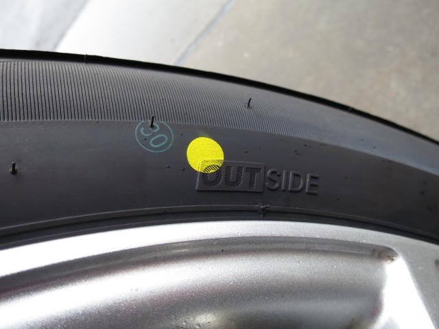 赤と黄色の丸いペイントマークの意味