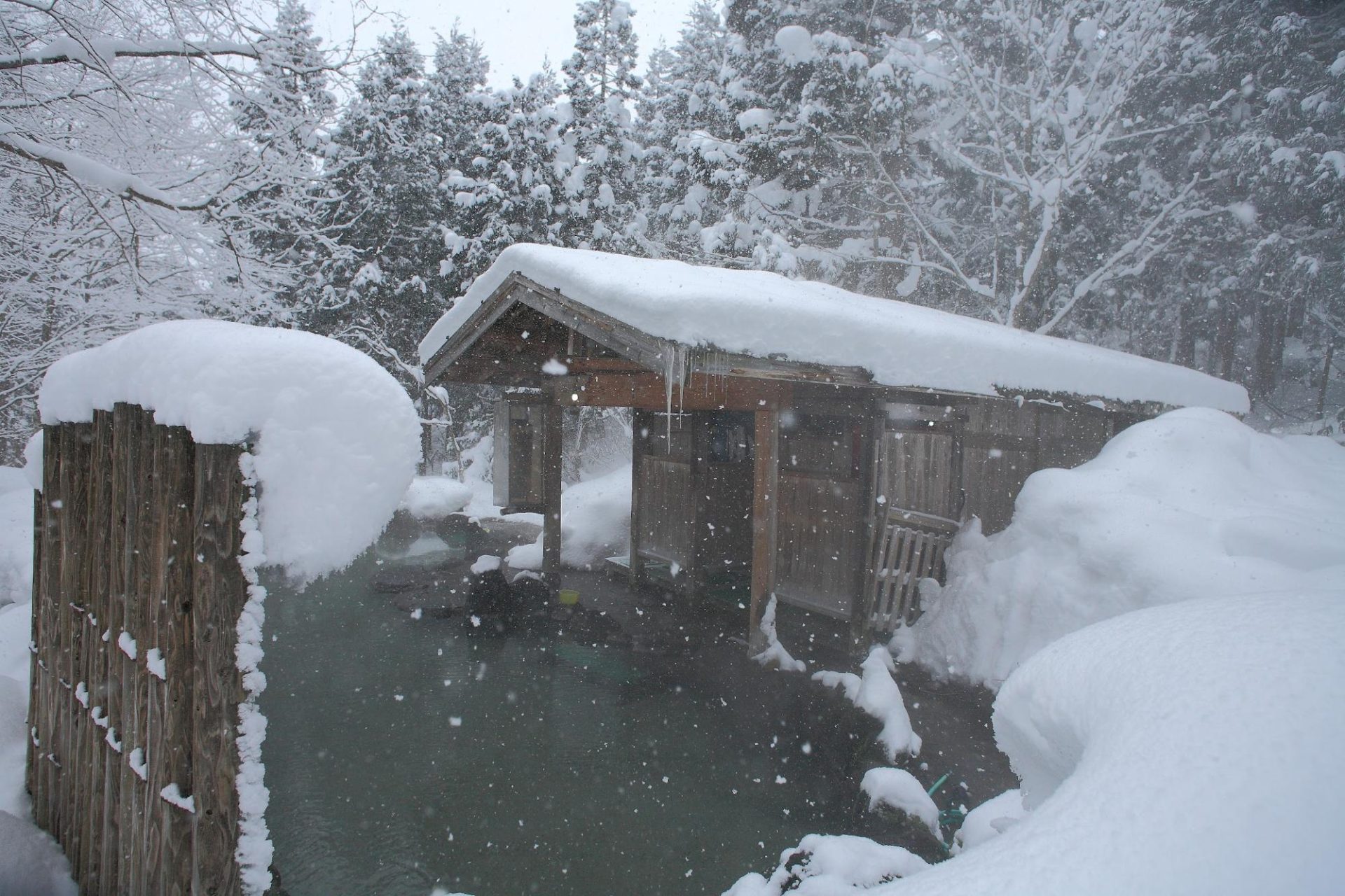 湯けむりと雪景色に包まれる / 乳頭温泉郷