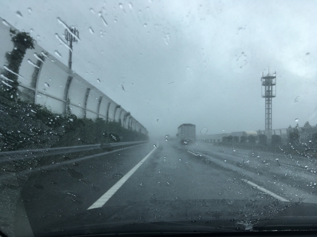 雨の日の高速道路で守りたいこと