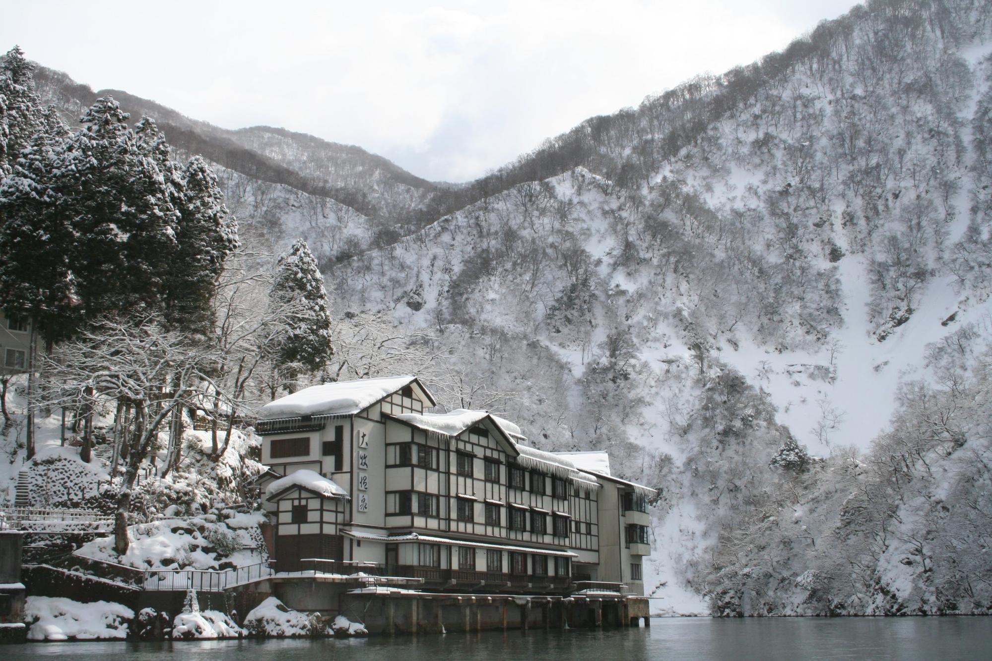 船でしか行けないドラマチックな秘湯 / 大牧温泉